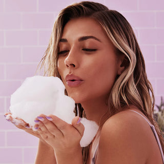 Lavender bubble bath™ Espuma de baño - Kylie Cosmetics vista frontal con fondo blanco.