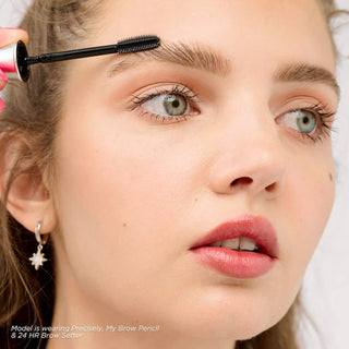 Set para cejas Brow Haul of Fame - Benefit Cosmetics vista frontal con fondo blanco.