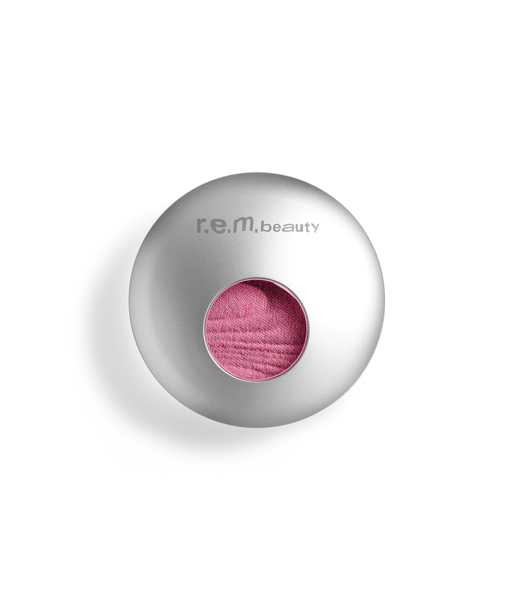 Rubor Satin matte blush - R.E.M. Beauty vista frontal con fondo blanco.