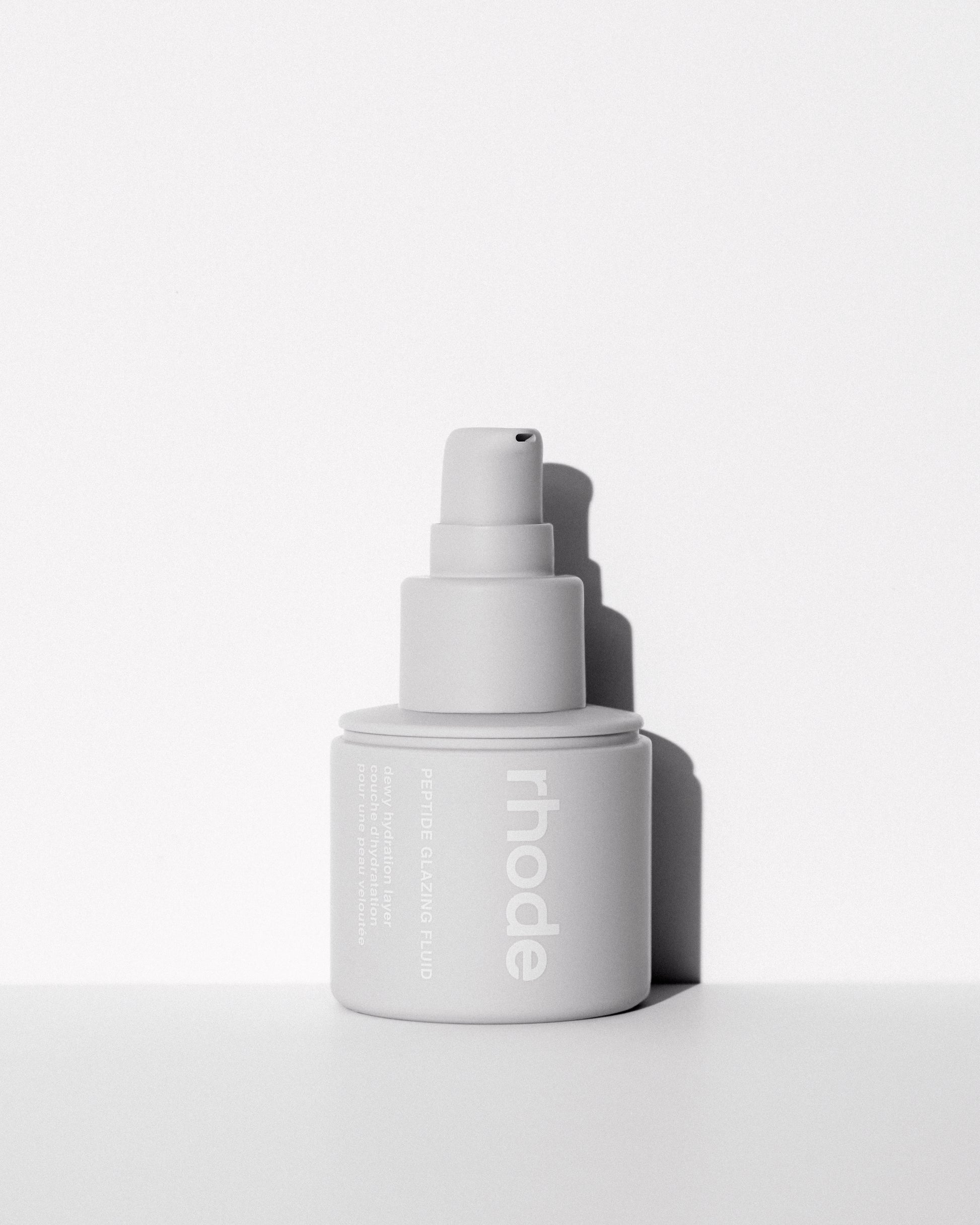 Serum hidratante Peptide Glazing fluid THE DEWY HYDRATION LAYER - Rhode Skin vista frontal con fondo blanco.