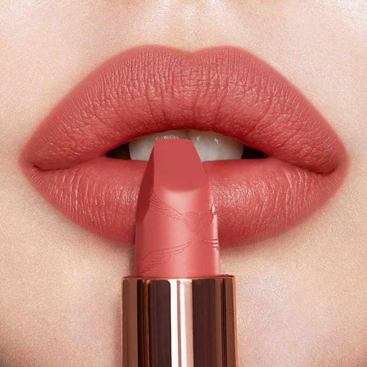 Labial Matte Look of Love Collection - Charlotte Tilbury vista frontal con fondo blanco.