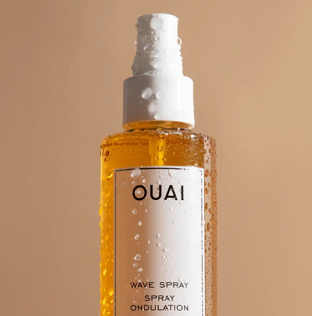 Spray ondulador de Cabello Wave Spray™ - OUAI vista frontal con fondo blanco.