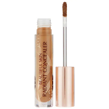 Corrector con Ácido Hialurónico Beautiful Skin - Charlotte Tilbury vista frontal con fondo blanco.