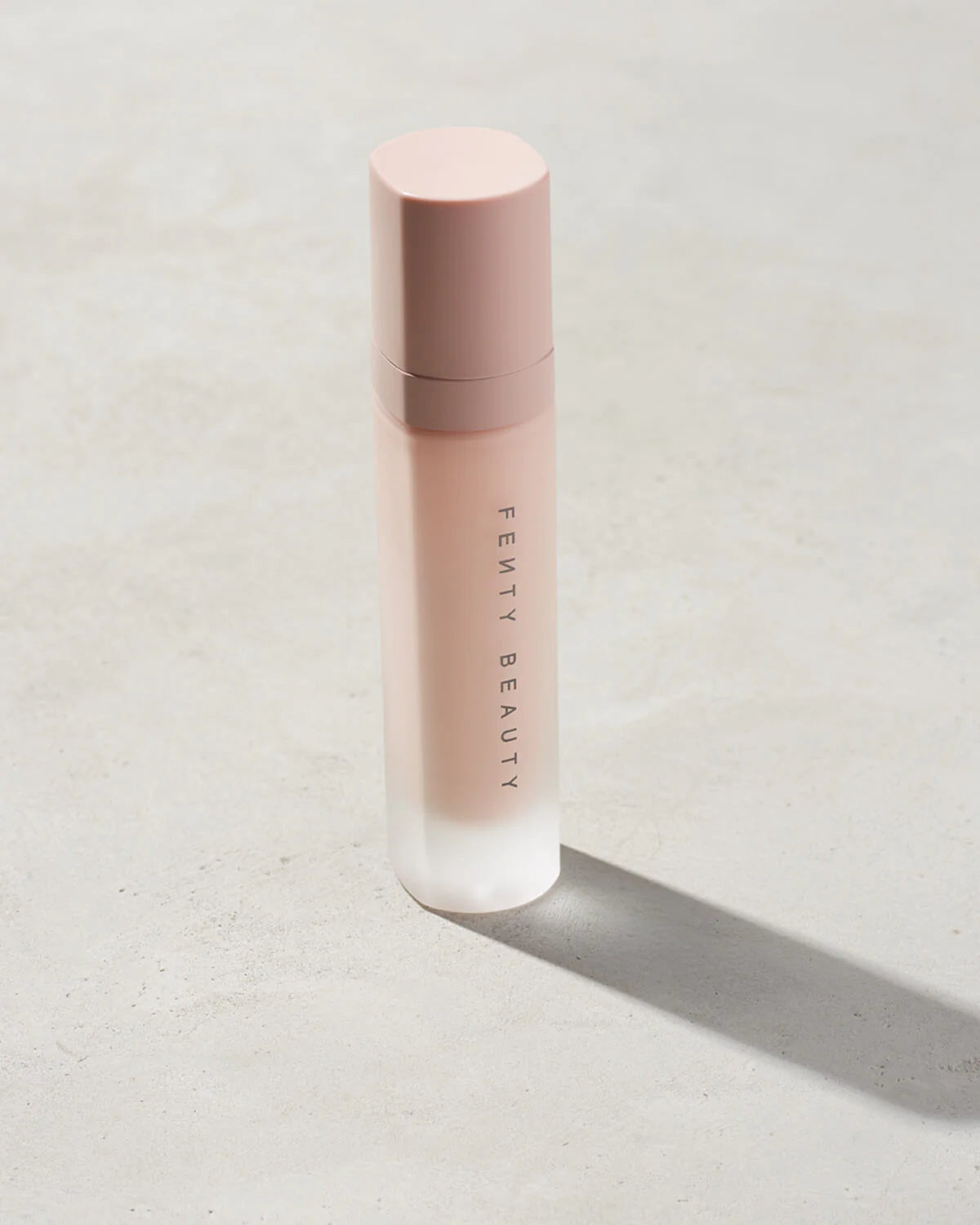 Primer Hidratante Pro Filt'r  - Fenty Beauty by Rihanna vista frontal con fondo blanco.