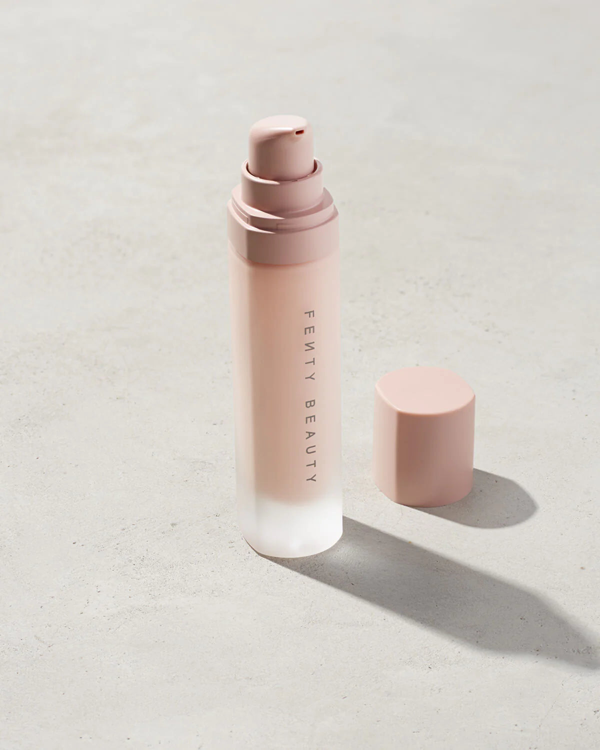 Primer Hidratante Pro Filt'r  - Fenty Beauty by Rihanna vista frontal con fondo blanco.