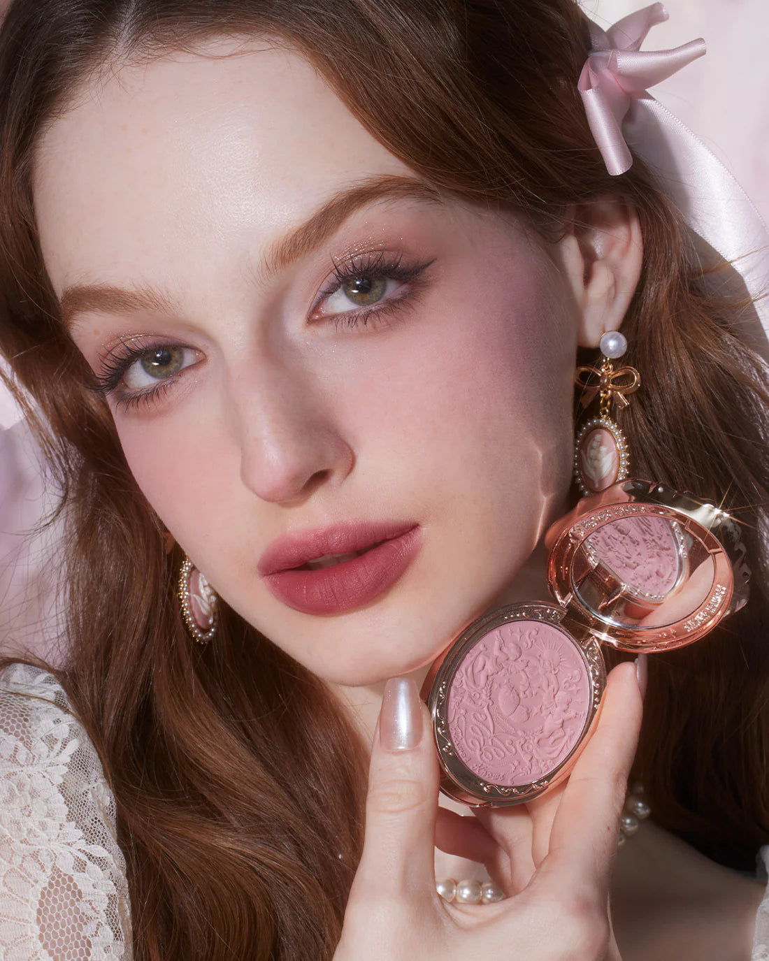 Rubor Strawberry Rococo Embossed Blush - Flower Knows vista frontal con fondo blanco.