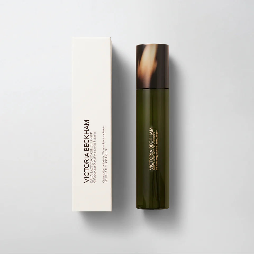 Set Limpiador Facial The Daily Cleansing Protocol™ - Victoria Beckham Beauty vista frontal con fondo blanco.