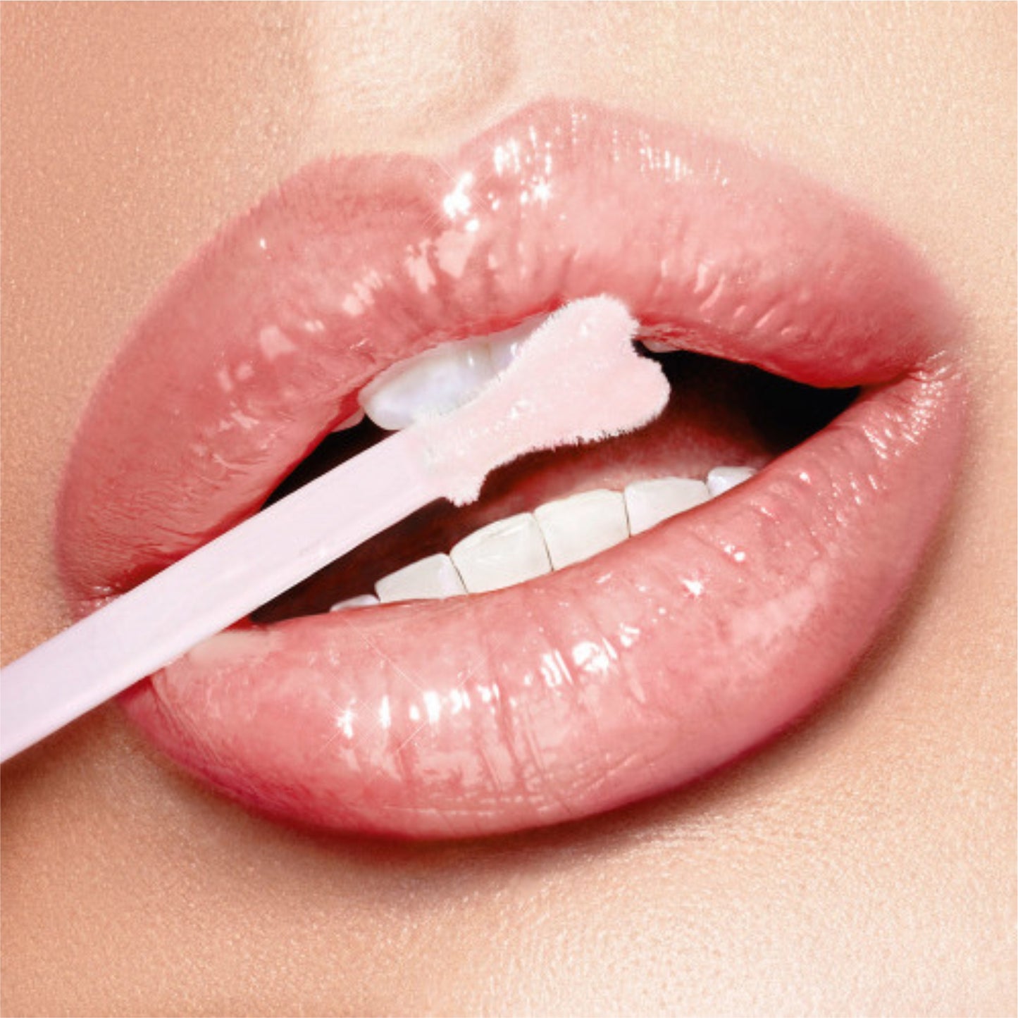 Gloss Labial con Colágeno - Charlotte Tilbury vista frontal con fondo blanco.