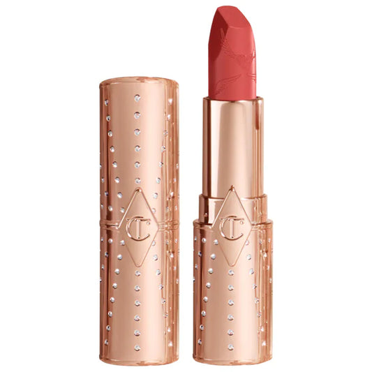 Labial Matte Look of Love Collection - Charlotte Tilbury vista frontal con fondo blanco.