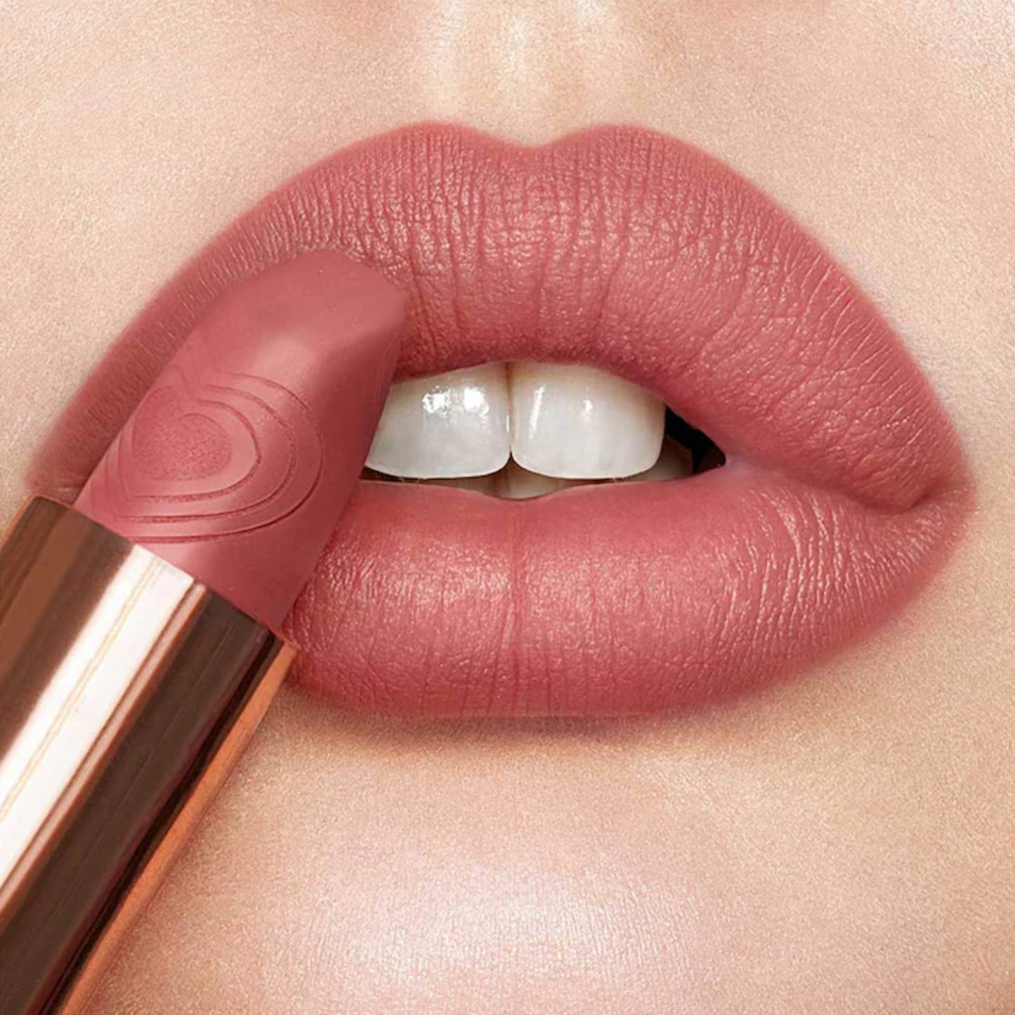 Labial Matte Look of Love Collection - Charlotte Tilbury vista frontal con fondo blanco.