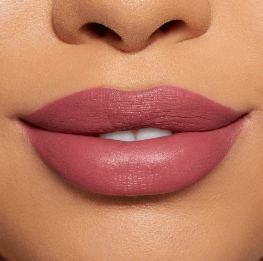 Velvet lip kit - Kylie Cosmetics vista frontal con fondo blanco.