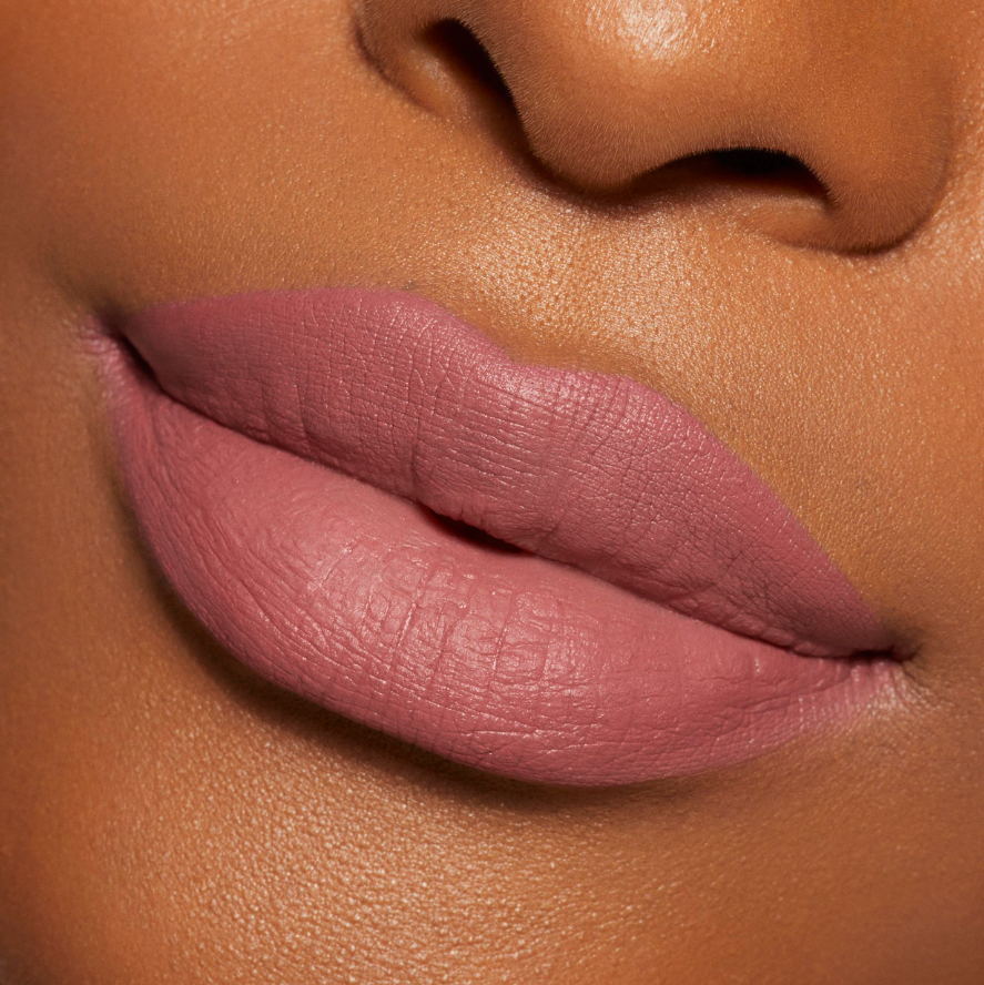 Velvet lip kit - Kylie Cosmetics vista frontal con fondo blanco.