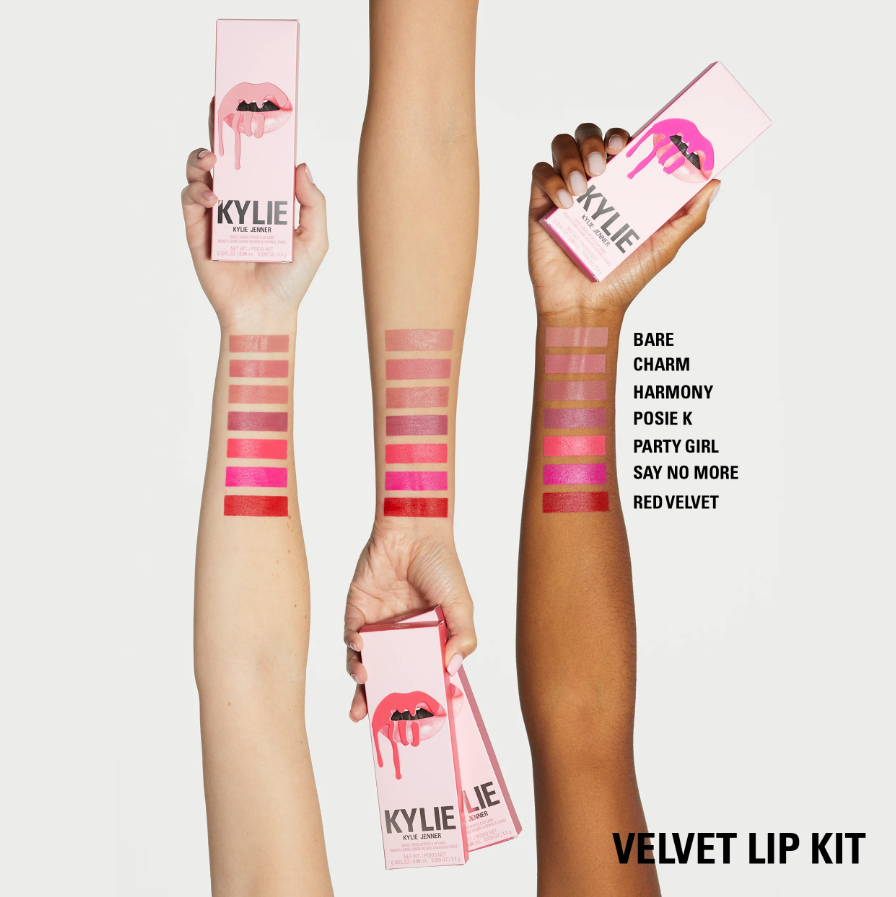 Velvet lip kit - Kylie Cosmetics vista frontal con fondo blanco.