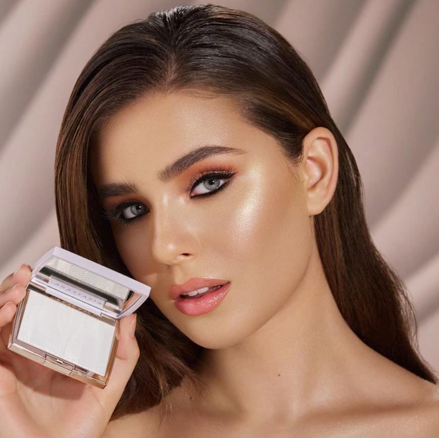 Iluminador Iced Out - Anastasia Beverly Hills vista frontal con fondo blanco.