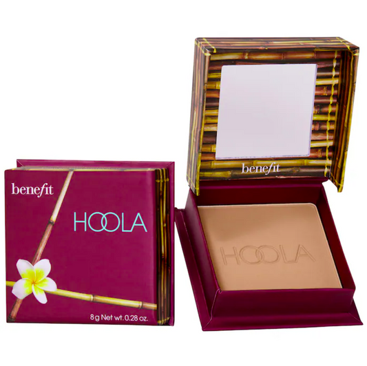 Hoola Bronzer - Benefit Cosmetics vista frontal con fondo blanco.