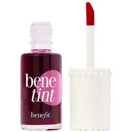 Tinte líquido para labios y mejillas - Benefit Cosmetics vista frontal con fondo blanco.