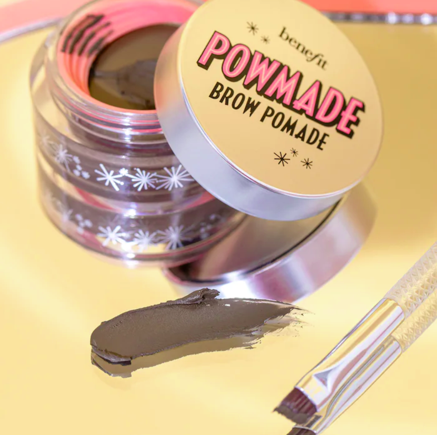 Pomada para cejas resistente al agua POWmade - Benefit Cosmetics vista frontal con fondo blanco.