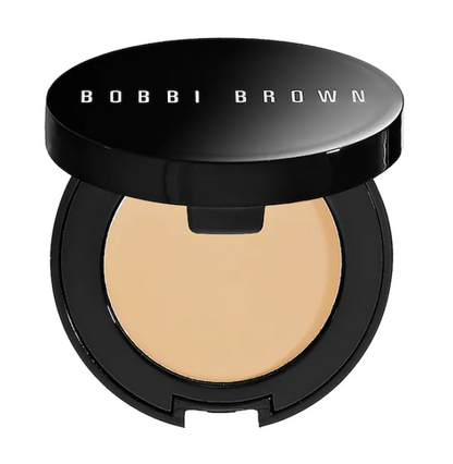 Corrector de cobertura máxima - Bobbi Brown vista frontal con fondo blanco.