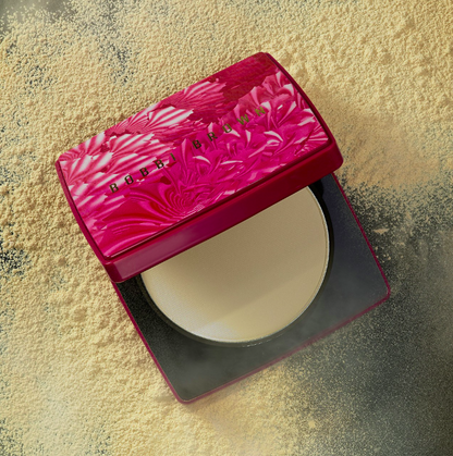 Polvo compacto con acabado transparente edición limitada Lunar New Year - Bobbi Brown vista frontal con fondo blanco.