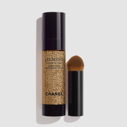 Base de Maquillaje LES BEIGES efecto refrescante + Pincel aplicador - CHANEL vista frontal con fondo blanco.