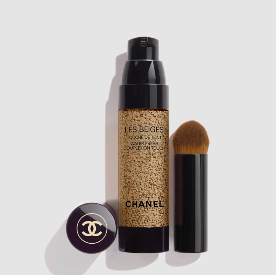 Base de Maquillaje LES BEIGES efecto refrescante + Pincel aplicador - CHANEL vista frontal con fondo blanco.