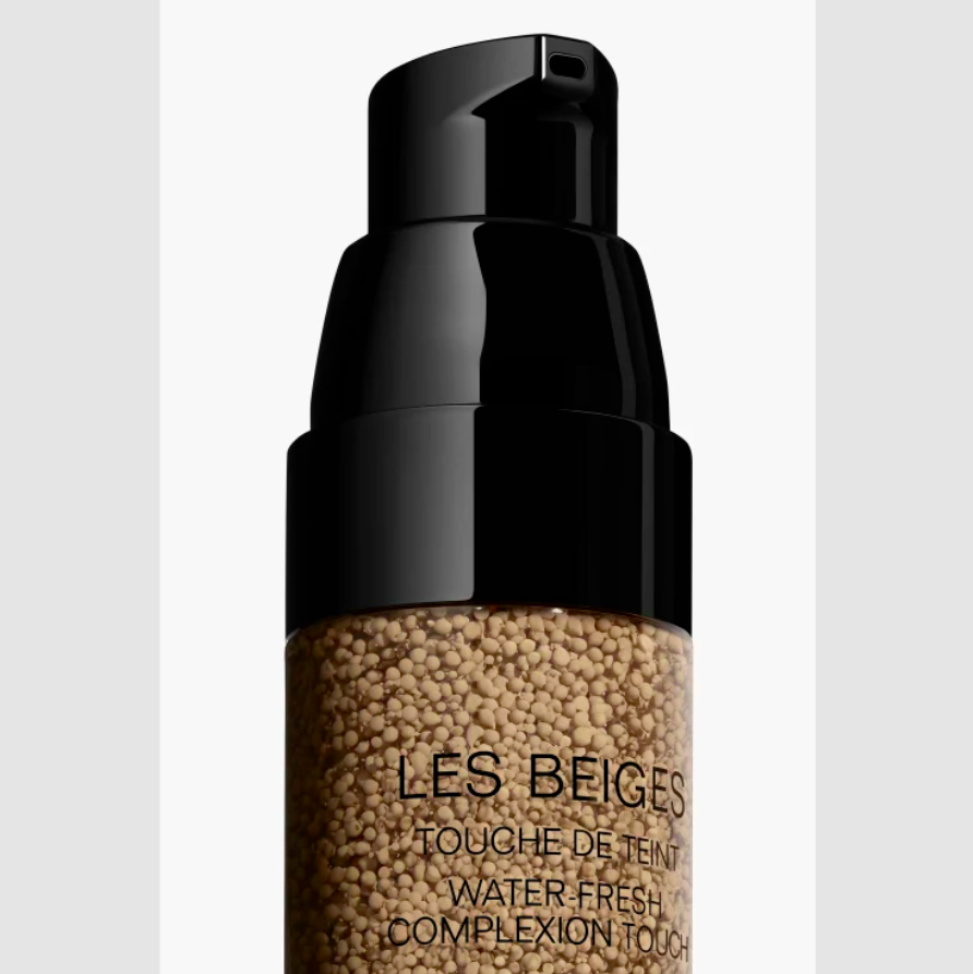 Base de Maquillaje LES BEIGES efecto refrescante + Pincel aplicador - CHANEL vista frontal con fondo blanco.