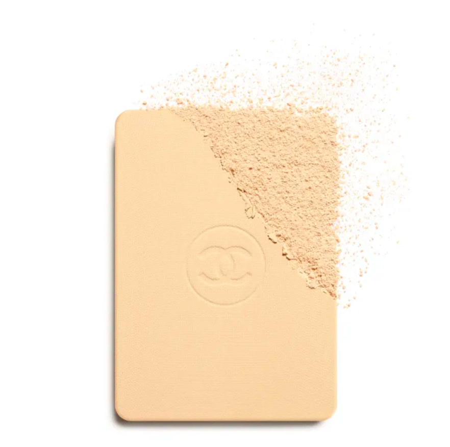 Base de Maquillaje en Polvo compacto de Larga Duración Efecto Radiante ULTRA LE TEINT - CHANEL vista frontal con fondo blanco.