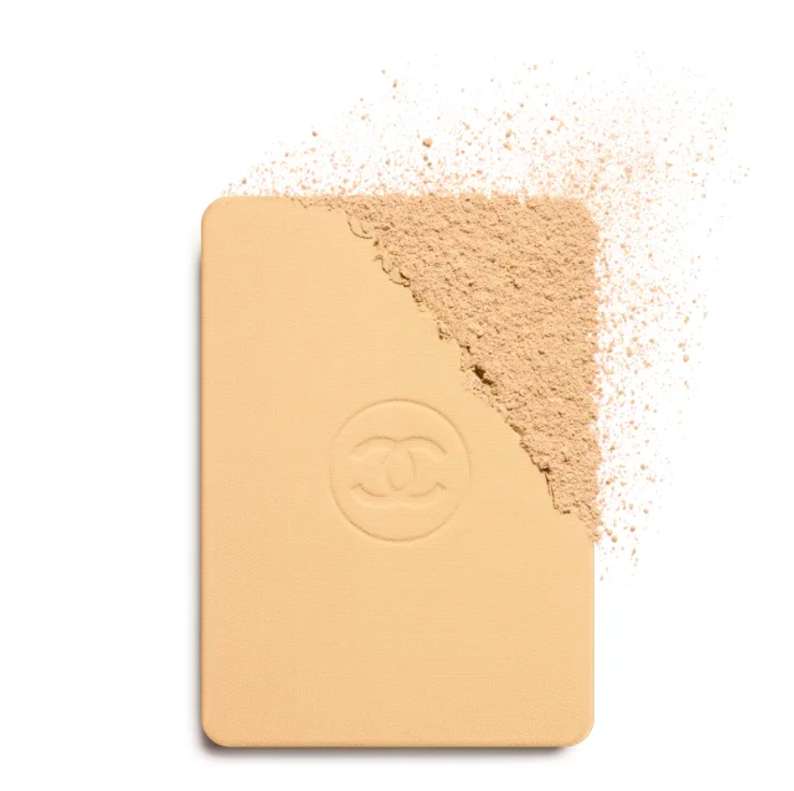 Base de Maquillaje en Polvo compacto de Larga Duración Efecto Radiante ULTRA LE TEINT - CHANEL vista frontal con fondo blanco.