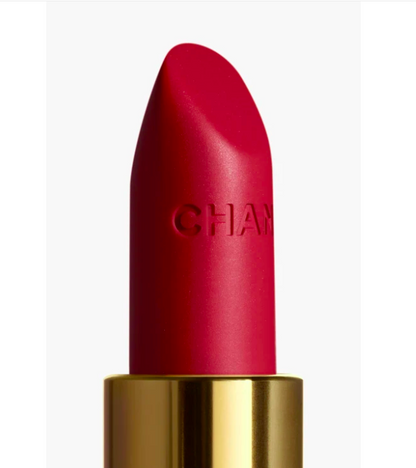 Labial Matte ROUGE ALLURE VELVET - CHANEL vista frontal con fondo blanco.