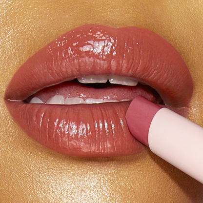 Bálsamo Labial con Color y Ácido Hialurónico Happikiss - Charlotte Tilbury vista frontal con fondo blanco.