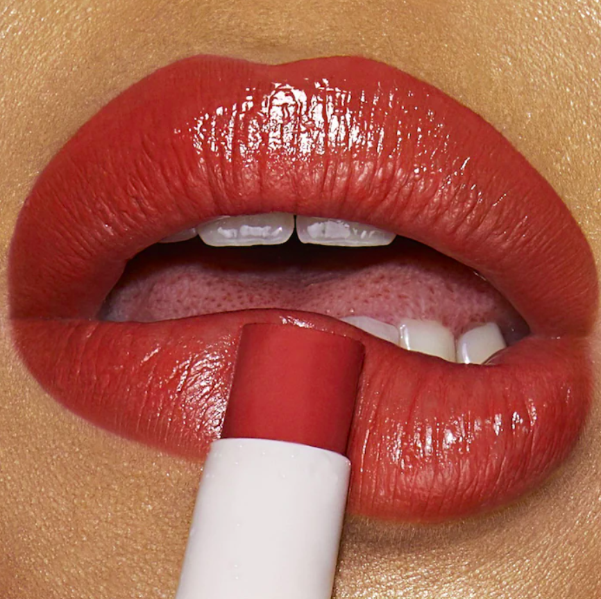 Bálsamo Labial con Color y Ácido Hialurónico Happikiss - Charlotte Tilbury vista frontal con fondo blanco.