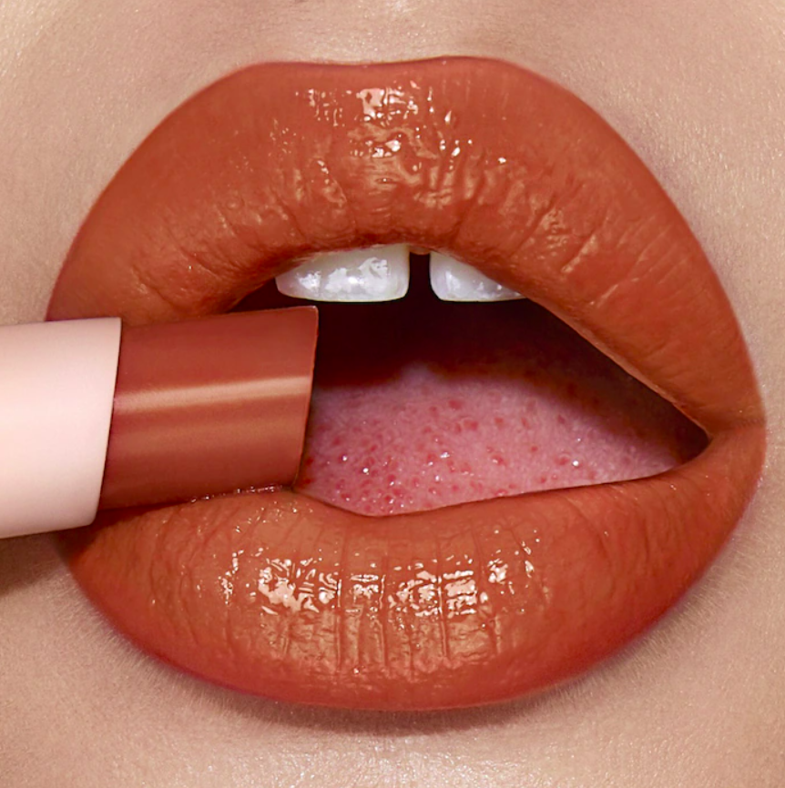 Bálsamo Labial con Color y Ácido Hialurónico Happikiss - Charlotte Tilbury vista frontal con fondo blanco.