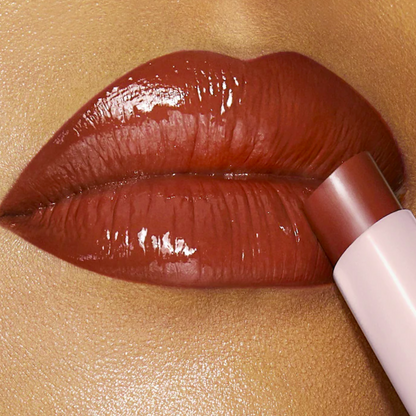 Bálsamo Labial con Color y Ácido Hialurónico Happikiss - Charlotte Tilbury vista frontal con fondo blanco.