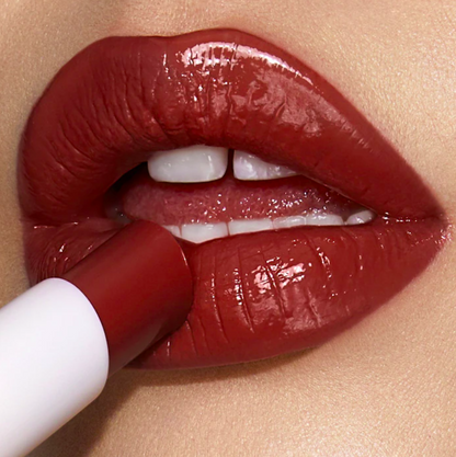 Bálsamo Labial con Color y Ácido Hialurónico Happikiss - Charlotte Tilbury vista frontal con fondo blanco.