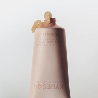 Vanilla body scrub™ Exfoliante corporal - Kylie Cosmetics vista frontal con fondo blanco.