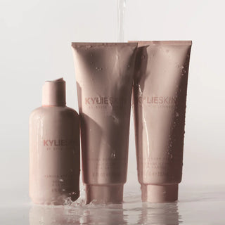 Pack Vanilla bath collection  - Kylie Cosmetics vista frontal con fondo blanco.
