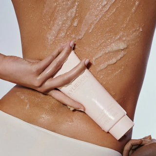 Vanilla body scrub™ Exfoliante corporal - Kylie Cosmetics vista frontal con fondo blanco.