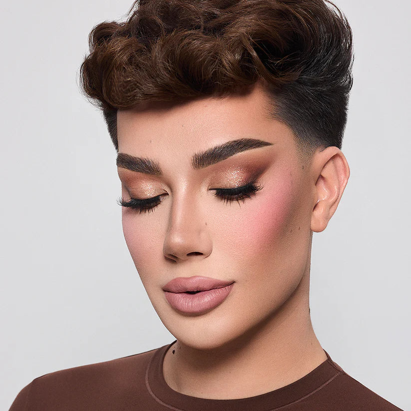 Paleta de Sombras de Ojos BASIC CANVAS PALETTE™ face & eye palette - Painted by James Charles vista frontal con fondo blanco.