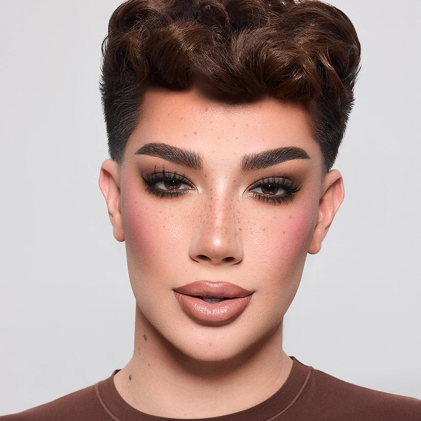 Paleta de Sombras de Ojos BASIC CANVAS PALETTE™ face & eye palette - Painted by James Charles vista frontal con fondo blanco.