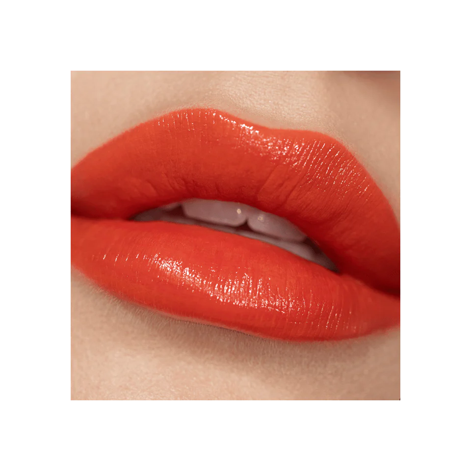 Labial Posh Lipstick™ - Victoria Beckham beauty vista frontal con fondo blanco.