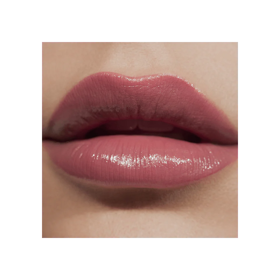 Labial Posh Lipstick™ - Victoria Beckham beauty vista frontal con fondo blanco.