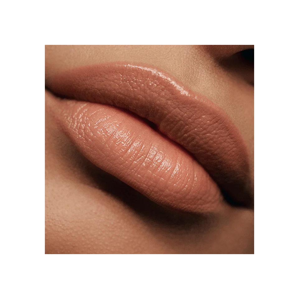 Labial Posh Lipstick™ - Victoria Beckham beauty vista frontal con fondo blanco.