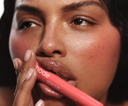 Tinte labial Peptide lip tint THE TINTED LIP LAYER - Rhode Skin vista frontal con fondo blanco.