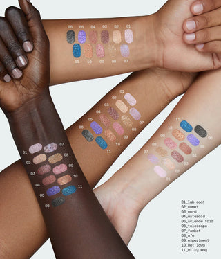 Sombra de Ojos Lustrous liquid eyeshadow - R.E.M. Beauty vista frontal con fondo blanco.