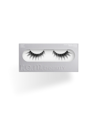Pestañas postizas Dream lashes - R.E.M. Beauty vista frontal con fondo blanco.