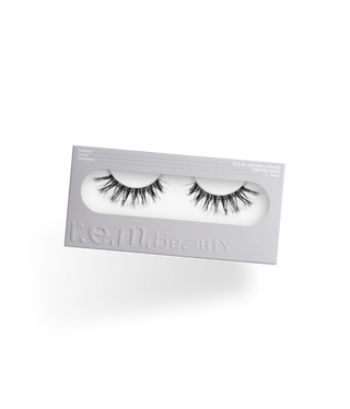 Pestañas postizas Dream lashes - R.E.M. Beauty vista frontal con fondo blanco.