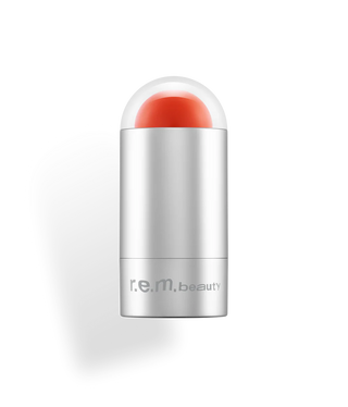 Blush & lip stick - R.E.M. Beauty vista frontal con fondo blanco.