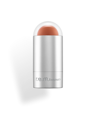 Blush & lip stick - R.E.M. Beauty vista frontal con fondo blanco.