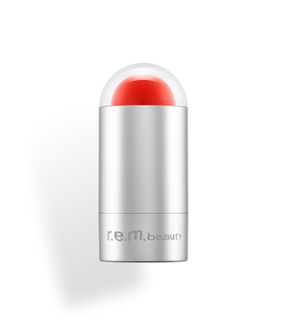 Blush & lip stick - R.E.M. Beauty vista frontal con fondo blanco.