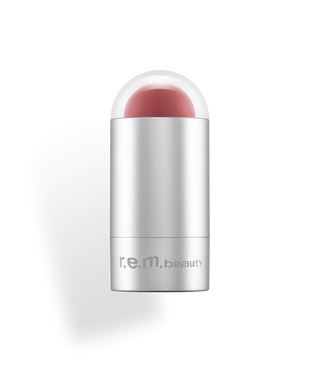 Blush & lip stick - R.E.M. Beauty vista frontal con fondo blanco.